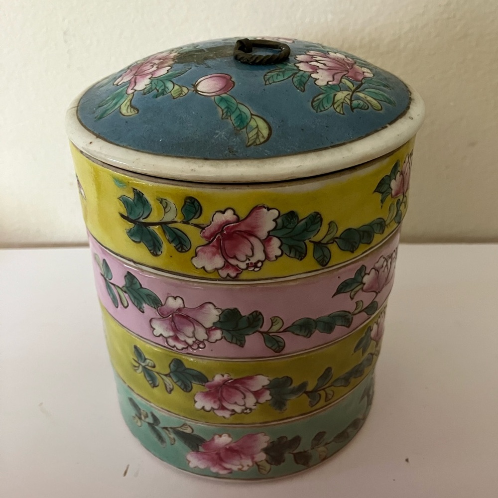 Antique 19thC Chinese Porcelain Sweetmeat Box Famille Rose Floral